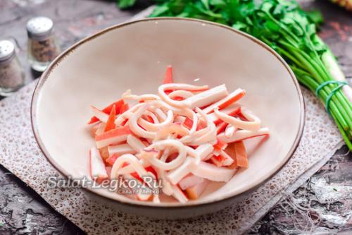 Салат тритон с кальмарами и ветчиной и крабовыми палочками и. Салат "Тритон" с кальмарами