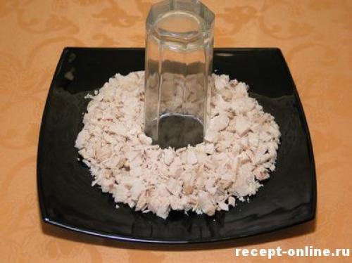 Салат с курицей, сыром, яблоком и виноградом