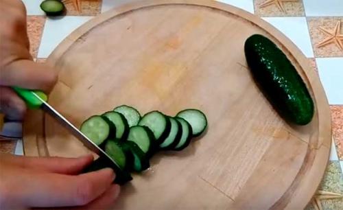 Салат помидоры огурцы перец Болгарский. Салат из помидоров, огурцов, болгарского перца с мидиями