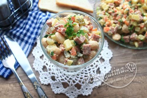 Салат с фасолью и колбасой и огурцами. Салат с салями, фасолью и соленым огурцом