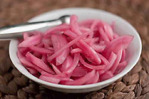 Как замариновать лук для салата вкусно. Как мариновать лук для салата быстро и вкусно?