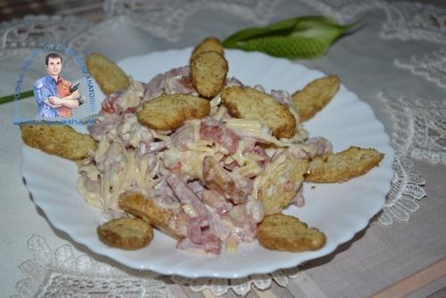 Салат с фасолью и сухариками и колбасой и помидорами. Салат с фасолью, помидорами и сухариками. Рецепт с копченой колбасой
