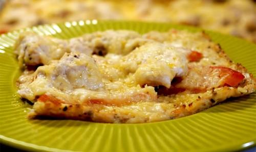 Пицца с фаршем и соленым огурцом