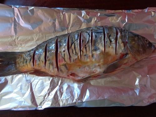 Рецепт карпа фаршированного запеченного в духовке в фольге с овощами. Карп запеченный с овощами