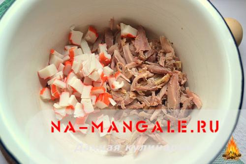 Салат с копченой курицей и крабовыми палочками и помидорами. Салат с курицей и крабовыми палочками
