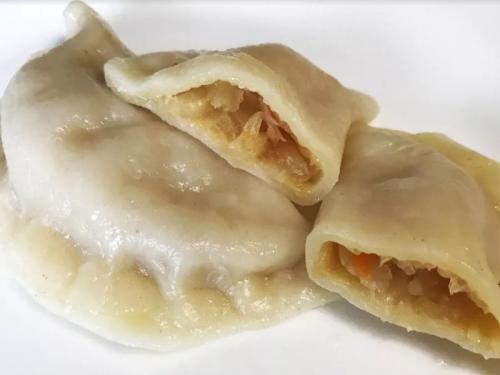 Вареники с фаршем и квашеной капустой. Как приготовить вареники с квашеной капустой и салом?