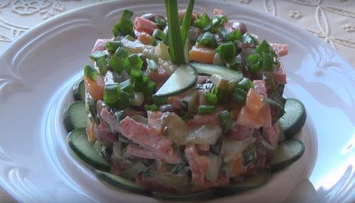 Салат с фасолью и колбасой и морковью. Простой салат с фасолью, огурцами, морковью, копчёной колбасой (все по сто)