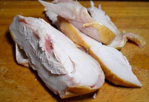 Рецепт салата с копченой куриной грудкой и грибами