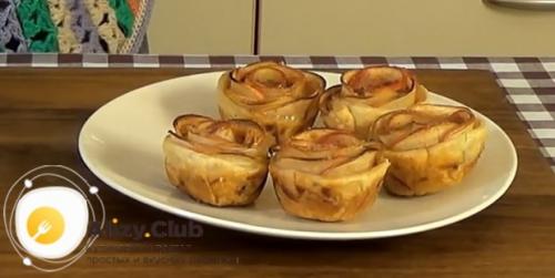 Розочки из дрожжевого теста и яблок. Пошаговое приготовление