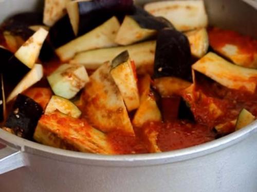 Салат из баклажанов в томате с чесноком на зиму. Баклажаны в томате с красным острым перцем и чесноком