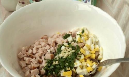 Салат из копченой куриной грудки с грибами и сыром. Очень вкусный салат с копчёной курицей, грибами и сыром