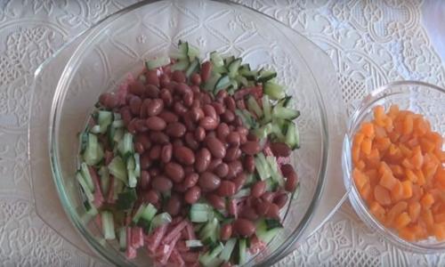 Салат с фасолью и колбасой и морковью. Простой салат с фасолью, огурцами, морковью, копчёной колбасой (все по сто)