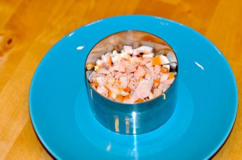 Салат из копченой куриной грудки с ананасом и грибами. Салат с копченой грудкой и ананасами