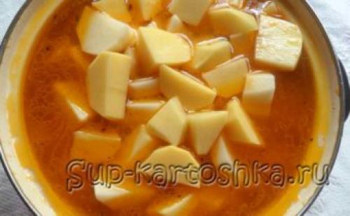 Как потушить курицу с картошкой в кастрюле. Тушеная картошка с курицей в кастрюле