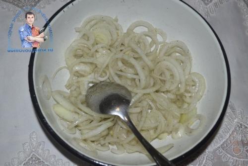 Как замариновать лук для соленой селедки с уксусом