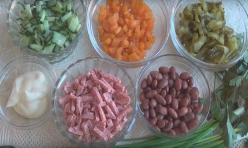 Салат с фасолью и колбасой и морковью. Простой салат с фасолью, огурцами, морковью, копчёной колбасой (все по сто)