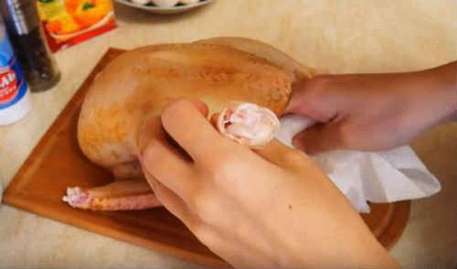 Курица с хрустящей корочкой в духовке с картошкой. Курица в духовке целиком с картошкой – самый вкусный рецепт с хрустящей корочкой (с фото)