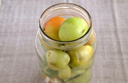 Квашеные зеленые помидоры с корнем хрена и горчицей