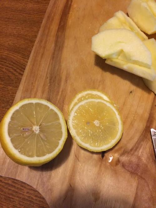 Курица в духовке с лимоном и яблоками. Курица, запеченная с яблоками в духовке