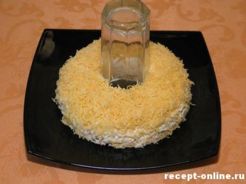 Салат с курицей, сыром, яблоком и виноградом