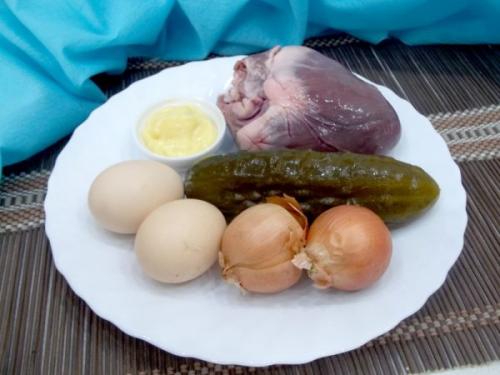 Салат из сердца с яйцами. Салат с сердцем, яйцами и луком