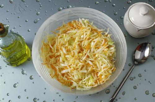 Салат витаминный из свежей капусты с уксусом, как в столовой. Как приготовить салат из капусты, как в столовой — простой рецепт классического салата из свежей капусты и моркови с пошаговыми фото