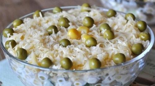 Салат с курицей и маринованными грибами. Куриный салат с маринованными грибами и консервированным горошком