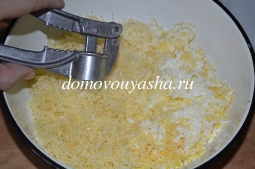 Салат из сыра с яйцом и чесноком. Салат сыр с чесноком и яйцом