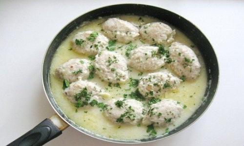 Ленивые голубцы в сметане на сковороде. Ленивые голубцы в белом соусе