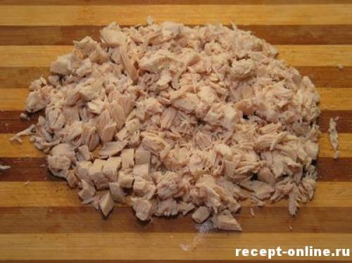 Салат с курицей, сыром, яблоком и виноградом