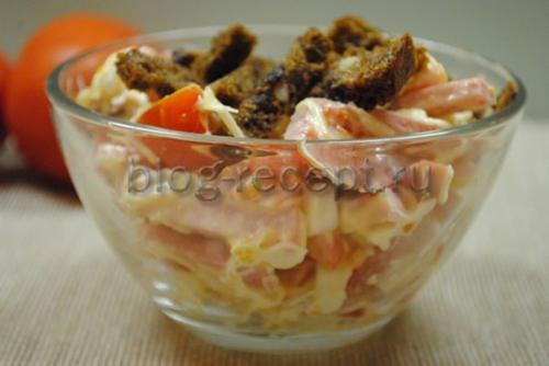 Салат с сухариками и копченой колбасой и фасолью помидорами и. Ингредиенты (3-4 порции):