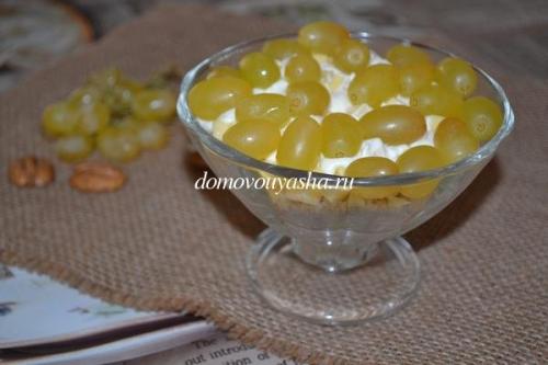 Салат с виноградом и курицей и грецкими орехами и сыром рецепт. Салат Тиффани с виноградом, курицей и орехами
