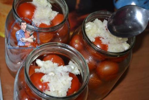 Помидоры на зиму с чесноком под снегом пошаговый рецепт. Помидоры под снегом с чесноком на зиму. Рецепт на литровую баночку