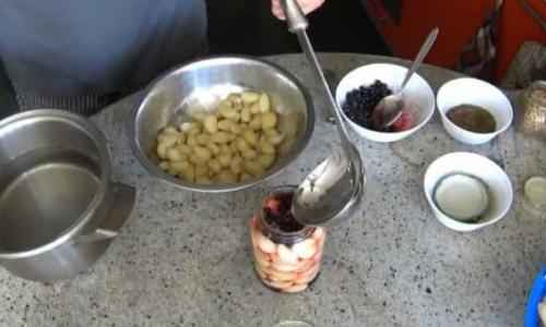 Маринованный чеснок с черной (красной) смородиной — рецепт на зиму
