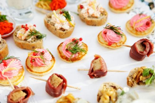 Накрыть стол на работе недорого. Стол на день рождения на работе