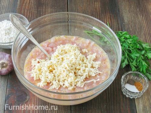 Рубленые куриные котлеты с плавленым сыром. Куриные котлеты с плавленым сыром и зеленью
