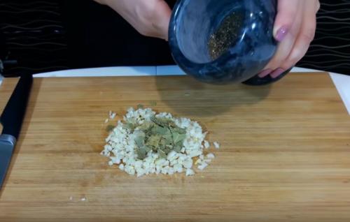 Как засолить сало с чесноком в пакете. Сало сухого посола с чесноком и перцем — самый вкусный рецепт сала в домашних условиях