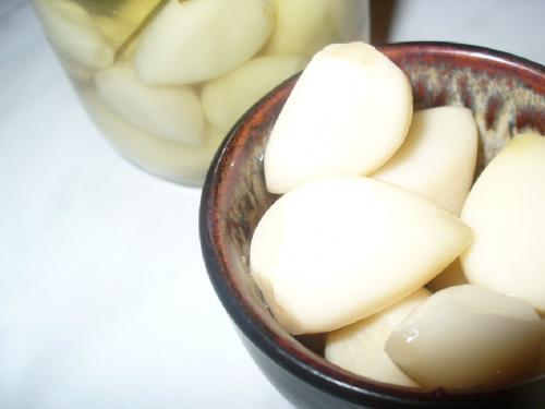 Сколько маринуется чеснок. Маринованный чеснок: консервируем и корешки, и верхушки