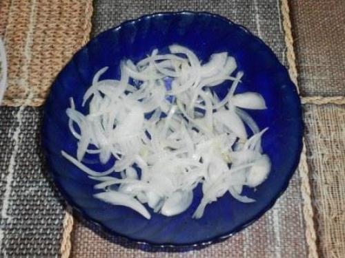 Слоеный салат с курицей и черносливом и ананасом. Салат с курицей, черносливом и ананасом