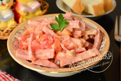 Салат из фасоли с сухариками и копченой колбасой помидорами. Салат из фасоли с сухариками, помидорами и колбасой