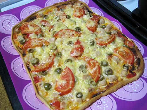 Рецепт пиццы с курицей, оливками и солеными огурцами