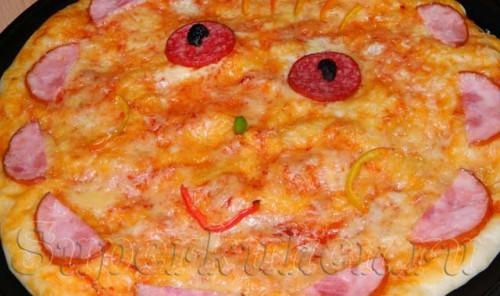 Пицца с фаршем и соленым огурцом