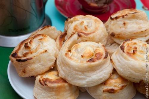 Розочки с творогом из слоеного теста