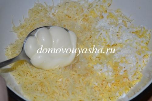 Сырный салат с яйцом и чесноком слоями. Салат сыр с чесноком и яйцом