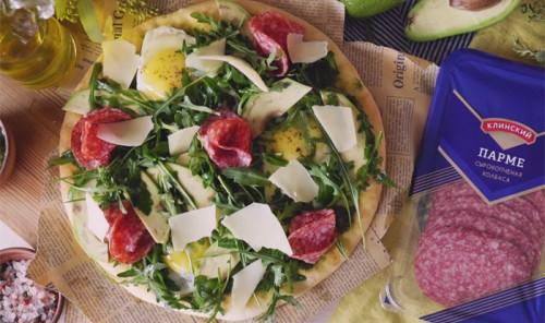 Пицца с фаршем и соленым огурцом