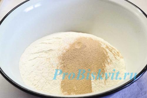 Пицца с солеными огурцами и грибами. Необходимые ингредиенты