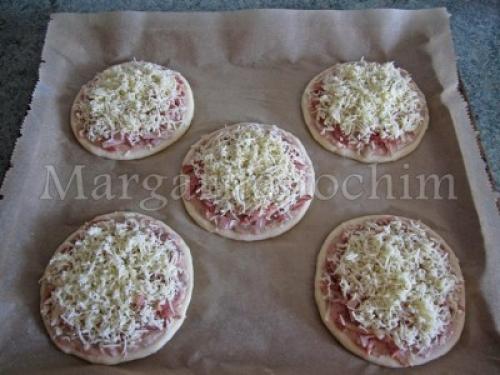 Мини-пиццы из творожного теста