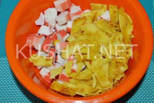 Салат с яичными блинчиками и крабовыми палочками – рецепт