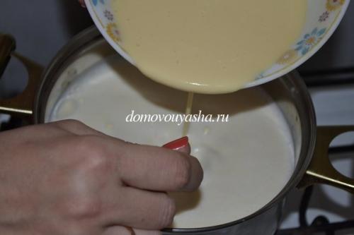 Сыр из молока и сметаны и яиц в домашних. Простой рецепт домашнего сыра из молока, сметаны и яиц.