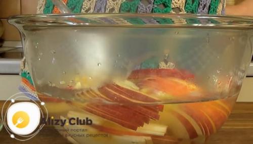 Розочки из дрожжевого теста и яблок. Пошаговое приготовление